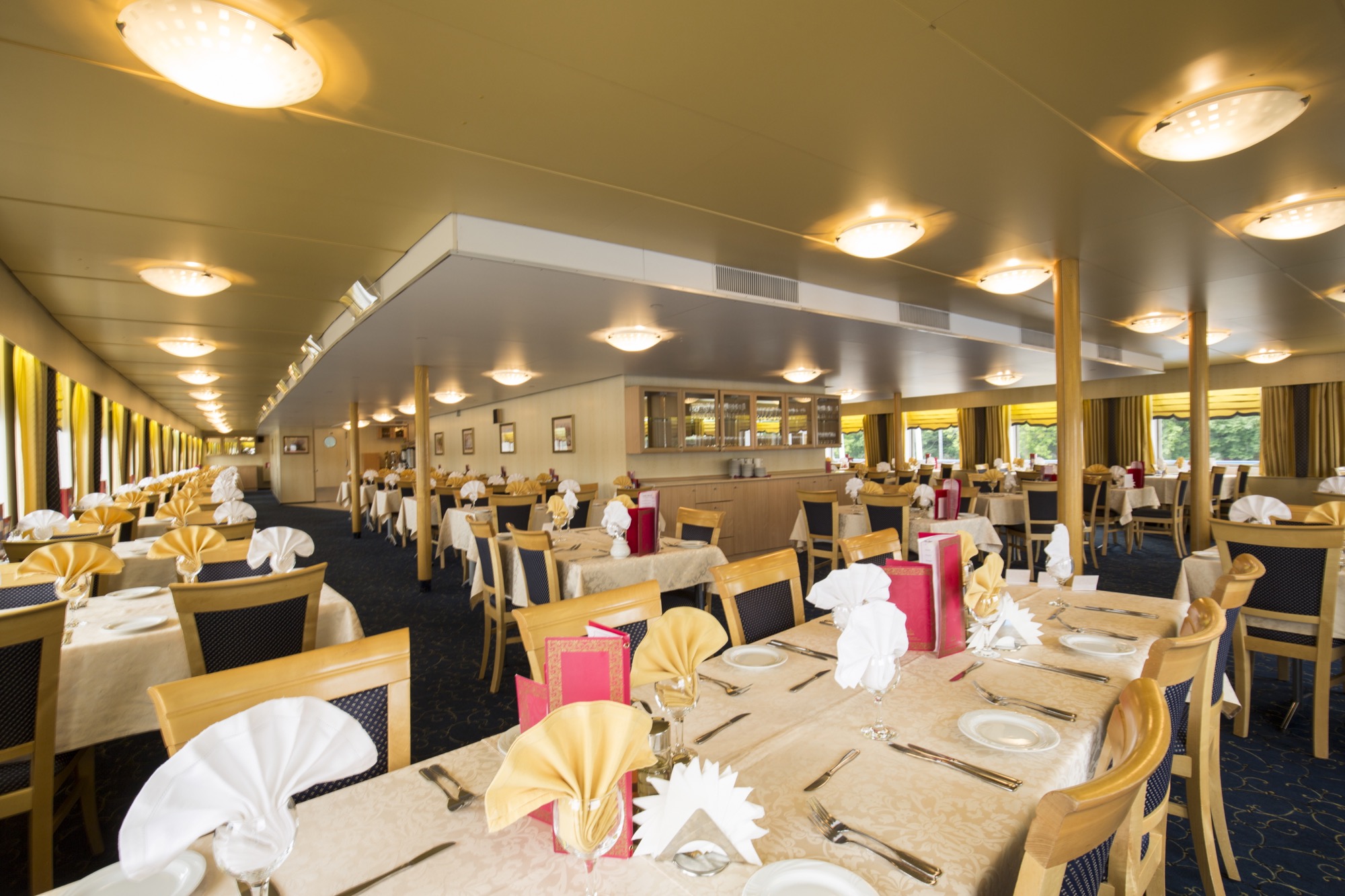 CroisiEurope MS Georgy Chicherin Restaurant.jpg
